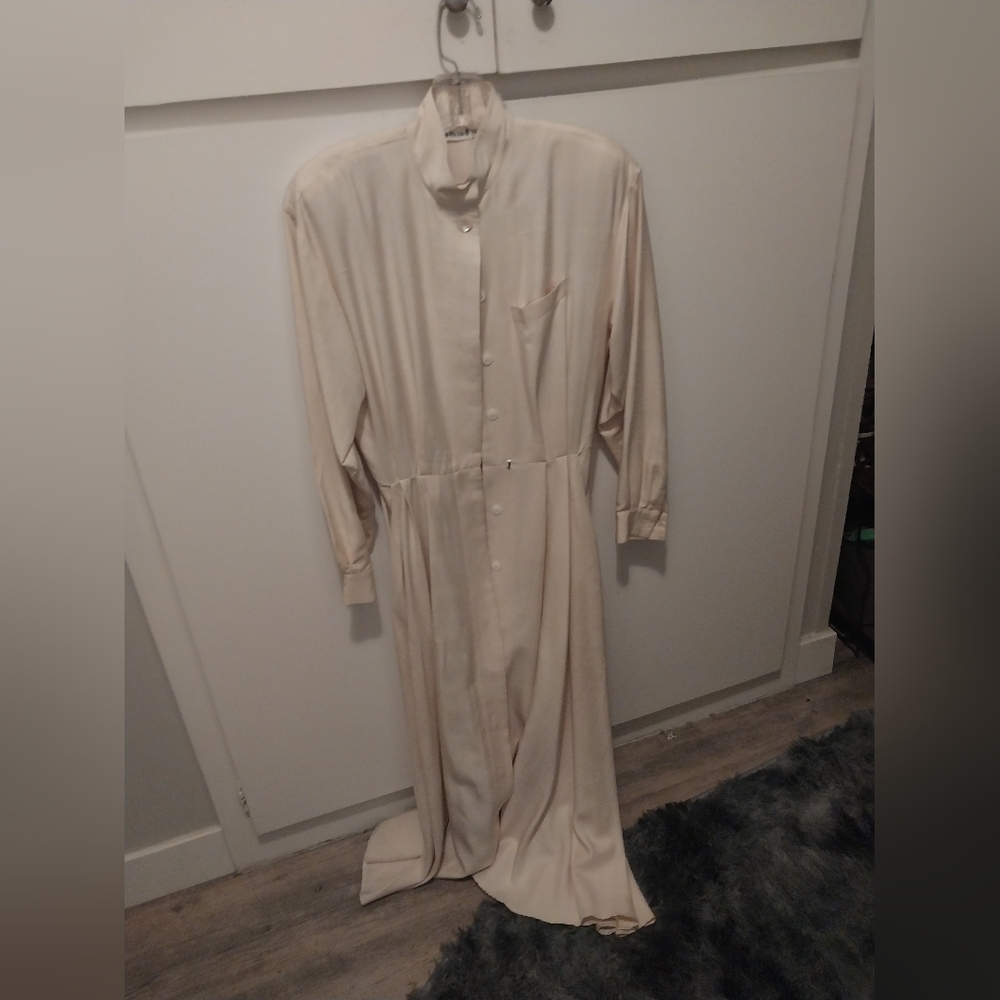 Anne Klein Dress Size 4. Creme White Color.